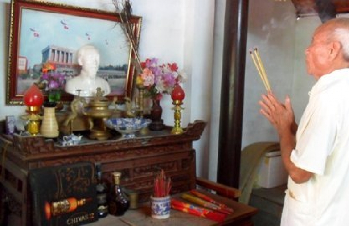 Đại tá Trần Ngọc Bích dành nơi trang nghiêm nhất trong nhà mình để thờ Bác Hồ