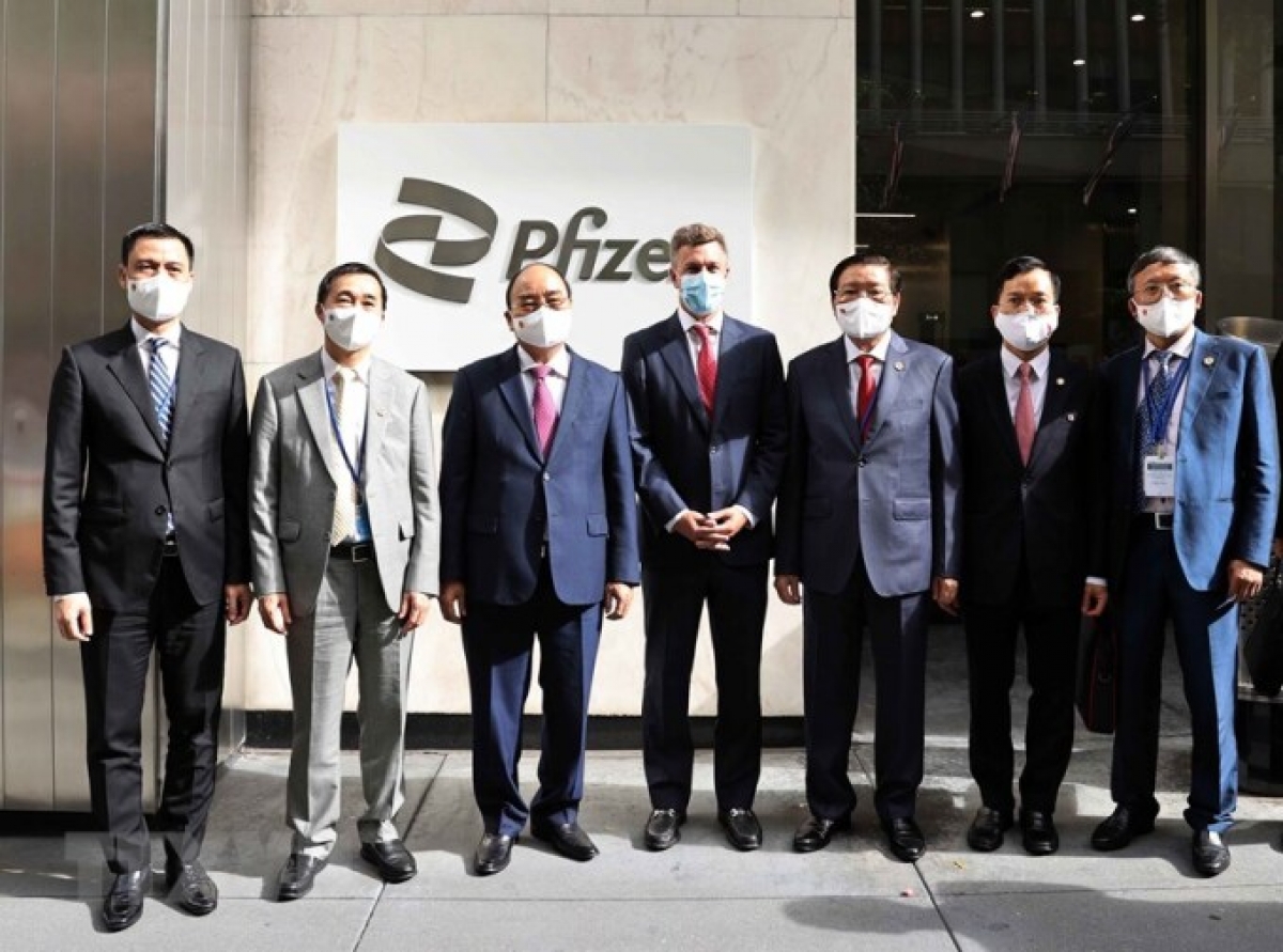 Chủ tịch nước Nguyễn Xuân Phúc (thứ ba từ trái qua) trong chuyến thăm trụ sở Pfizer
tại New York, Mỹ, hôm 23/9.