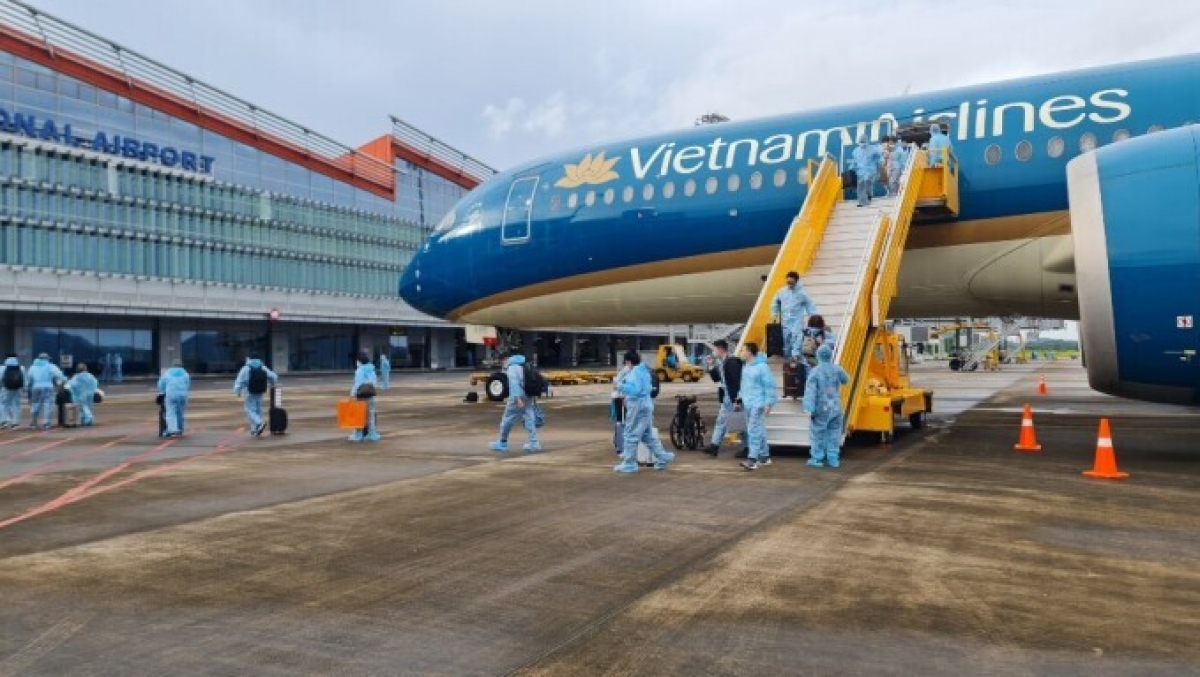Hành khách trên chuyến bay từ Pháp xuống sân bay Vân Đồn (Quảng Ninh) ngày 23/9
