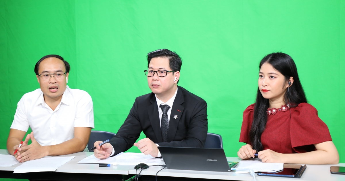 PGS.TS Trần Thành Nam (giữa) cùng các khách mời buổi tọa đàm "Chuẩn bị hành trang tâm lý và kiến thức cho trẻ vào lớp 1 trong bối cảnh giáo dục trực tuyến"
