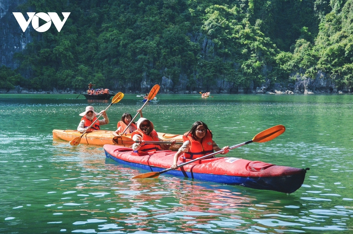 Chèo thuyền Kayak đã khiến Vịnh Hạ Long đã lọt vào top điểm đến hàng đầu thế giới để du khách rời xa mạng xã hội.
 