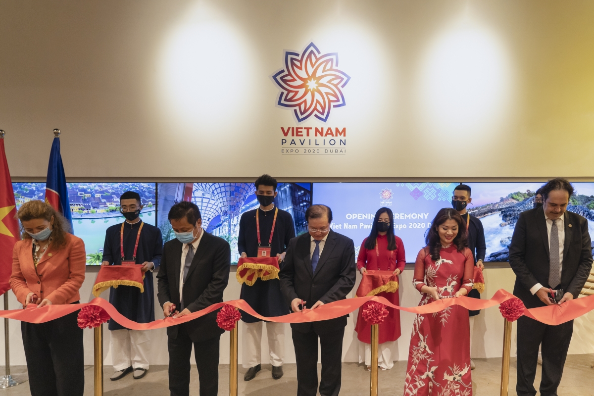 Các đại biểu cắt băng khánh thành Nhà triển lãm Việt Nam tại EXPO 2020 Dubai. Ảnh: Cục Hợp tác Quốc tế, Bộ VH-TT&amp;DLz