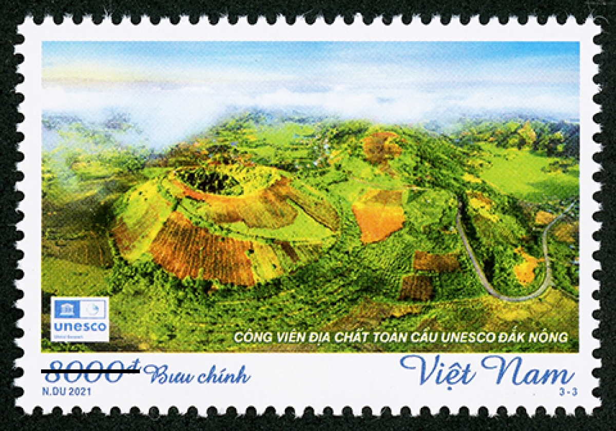 Mẫu tem giới thiệu "Công viên địa chất toàn cầu UNESCO Đắk Nông" được UNESCO công nhận ngày 7/7/2020. Công viên có diện tích 4.760 km², trải dài trên địa bàn 5 huyện: Krông Nô, Cư Jút, Đắk Mil, Đắk Song, Đắk Glong và thành phố Gia Nghĩa thuộc tỉnh Đắk Nông, với khoảng 65 điểm di sản địa chất, địa mạo, bao gồm hệ thống gần 50 hang động với tổng chiều dài hơn 10.000 m, các miệng núi lửa, thác nước...