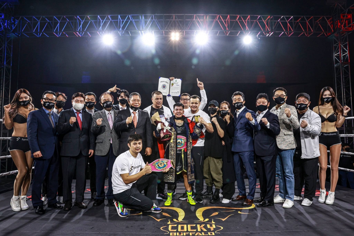 Thu Nhi giành đai WBO ở Hàn Quốc (Ảnh: Cocky Buffalo)