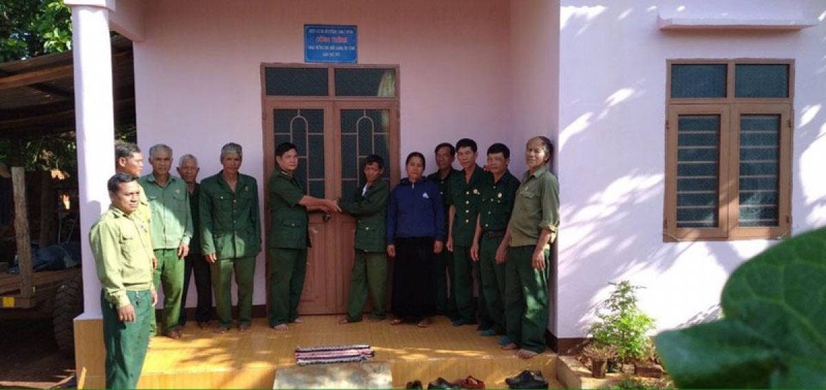 Ông Chu Xuân Toàn cùng với các hội viên trao tặng ngôi nhà cho 1 CCB có hoàn cảnh khó khăn