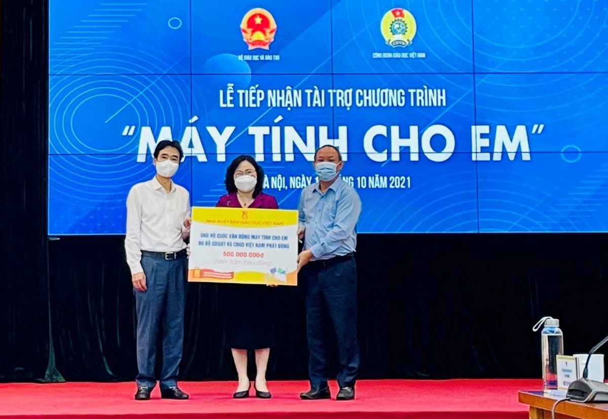 Thứ trưởng Bộ GD-ĐT Ngô Thị Minh tiếp nhận ủng hộ của NXB Giáo dục Việt Nam cho Chương trình "Máy tính cho em" 