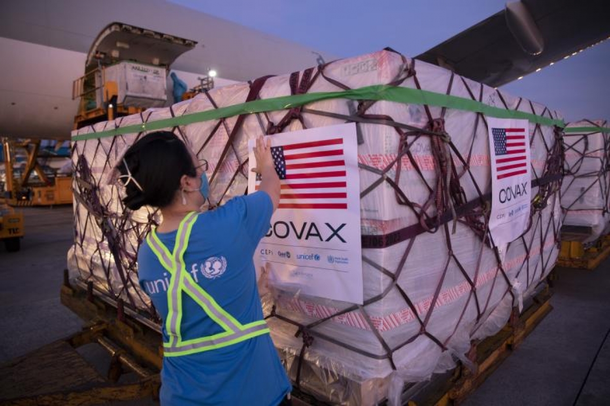 Tiếp nhận vaccine Moderna do Hoa Kỳ hỗ trợ thông qua Cơ chế COVAX tại sân bay Nội Bài 