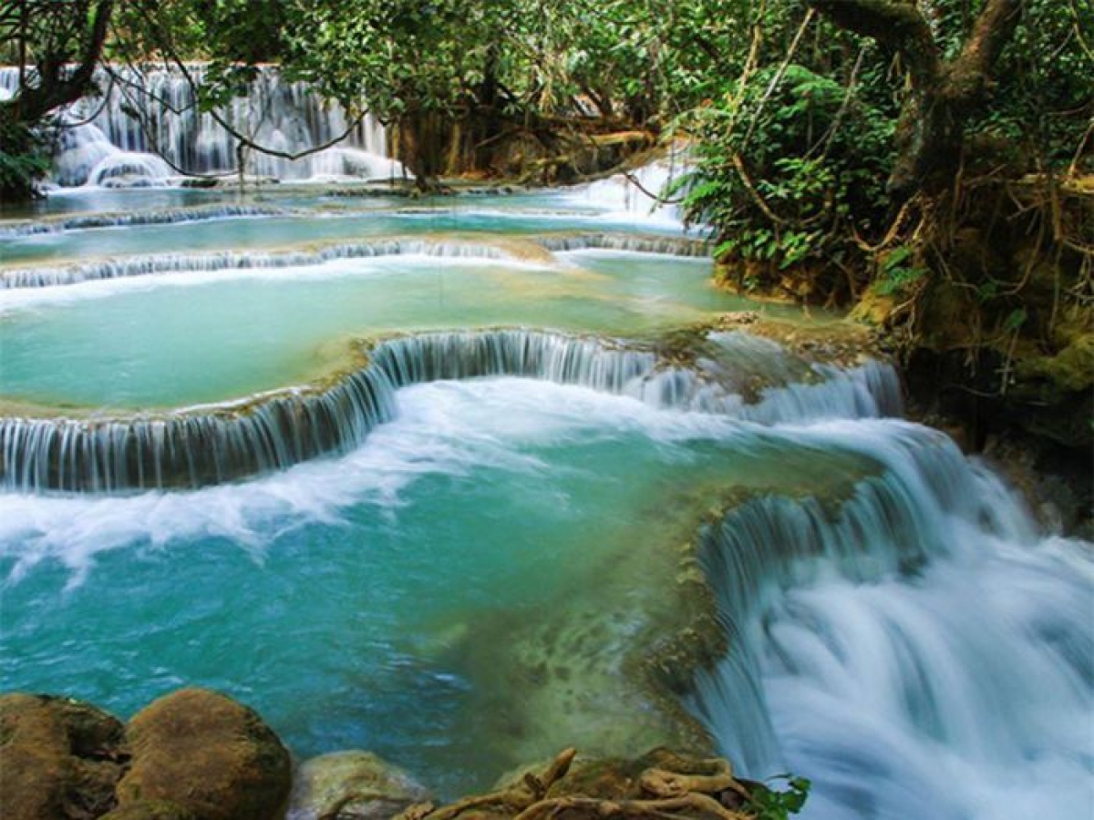Lào không có những bãi biển trong xanh nhưng lại sở hữu nhiều thác nước đẹp như tranh vẽ. Du khách có thể thoải mái bơi lội, ngụp lặn ở đây và khám phá những thị trấn nhỏ quyến rũ bậc nhất Đông Nam Á.