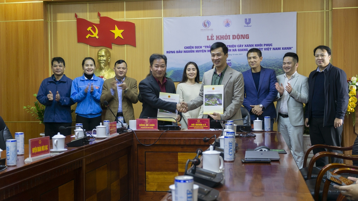 Anh Vũ Minh Lý - PGĐ Trung tâm Truyền thông Tài nguyên và Môi trường ký kết với ông Hồng Mí Sinh - Phó Chủ tịch UBND huyện Mèo Vạc
