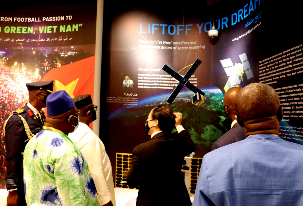 Tổng thống Sierra Leone nghe thuyết minh về các sản phẩm “Make in Vietnam” như vệ tinh, xe đạp tre… Nhà Triển lãm Việt Nam tại EXPO 2020 Dubai do Bộ Văn hóa, Thể thao và Du lịch tổ chức và vận hành.