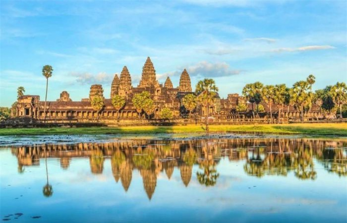 Không có gì lạ khi Campuchia chiếm vị trí thứ 2 trong danh sách này. Rất nhiều du khách đến đây đã nhận định rằng, bình minh ở Angkor Wat có “1-0-2”. Thế nhưng vẻ đẹp của Campuchia còn vượt ra ngoài những khu đền và những bãi biển rực rỡ. Phải đặt chân đến đất nước này bạn mới có thể cảm nhận hết nét đẹp cũng như văn hóa của Campuchia.