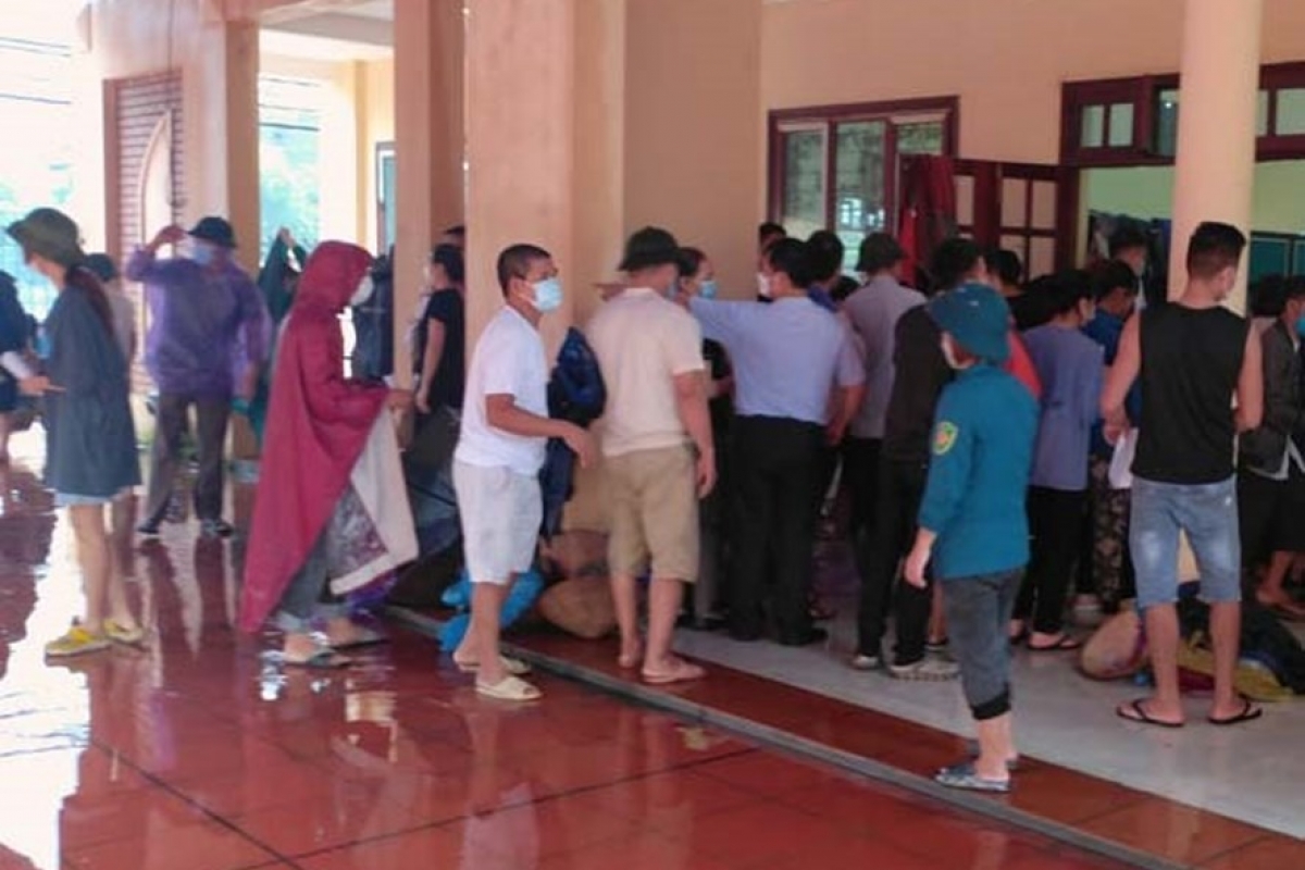 Người dân Phong Khê, TP Bắc Ninh khai báo y tế và lấy mẫu xét nghiệm
sàng lọc Covid-19