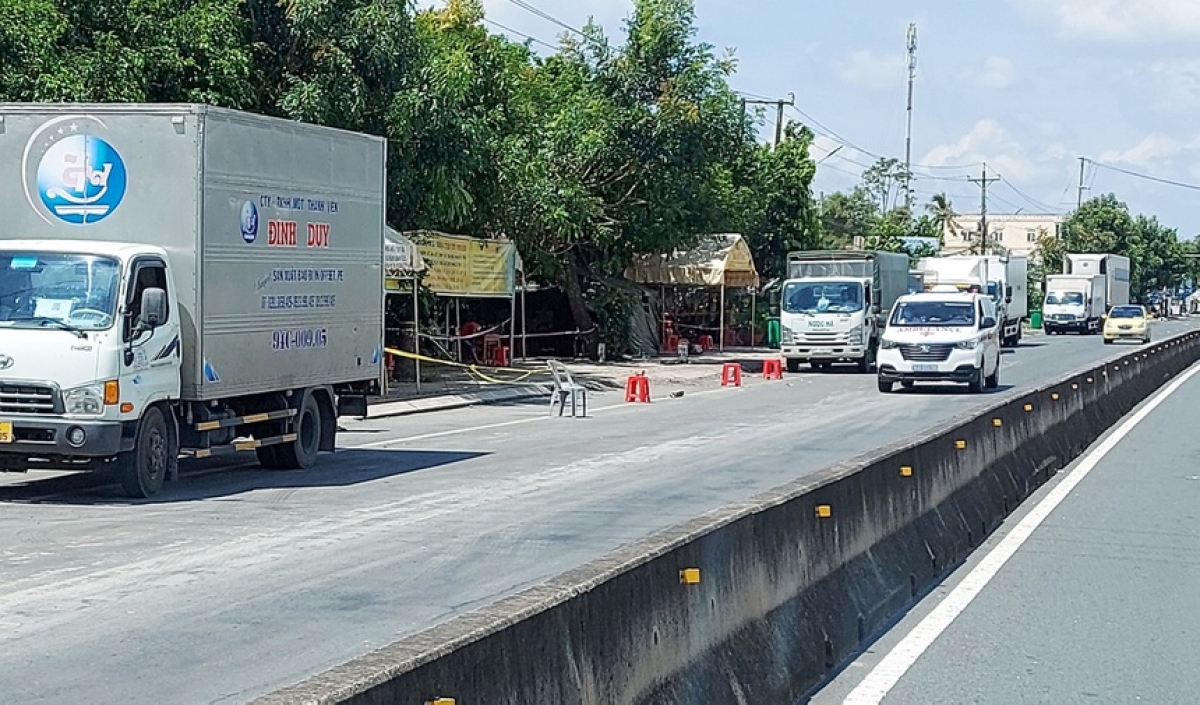 Tỉnh Bạc Liêu duy trì chốt cửa ngõ trên quốc lộ 1 để kiểm soát dịch. Ảnh: Việt Tường.