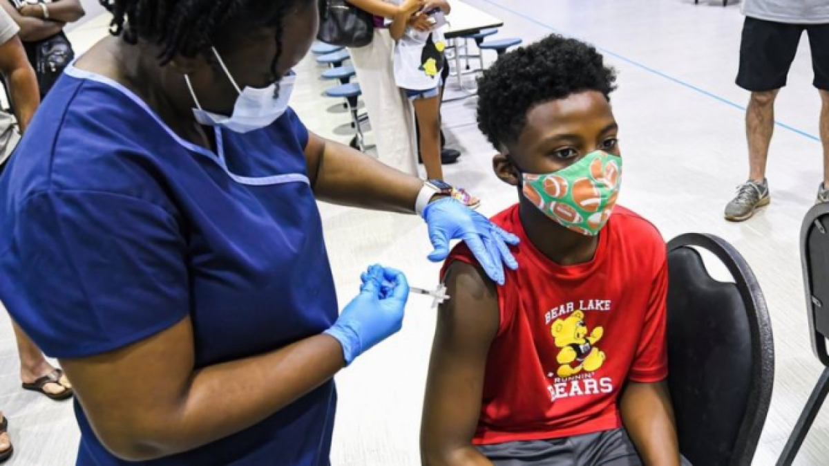 Một y tá tiêm vaccine Pfizer cho học sinh trường Lyman High School ở Florida, Mỹ