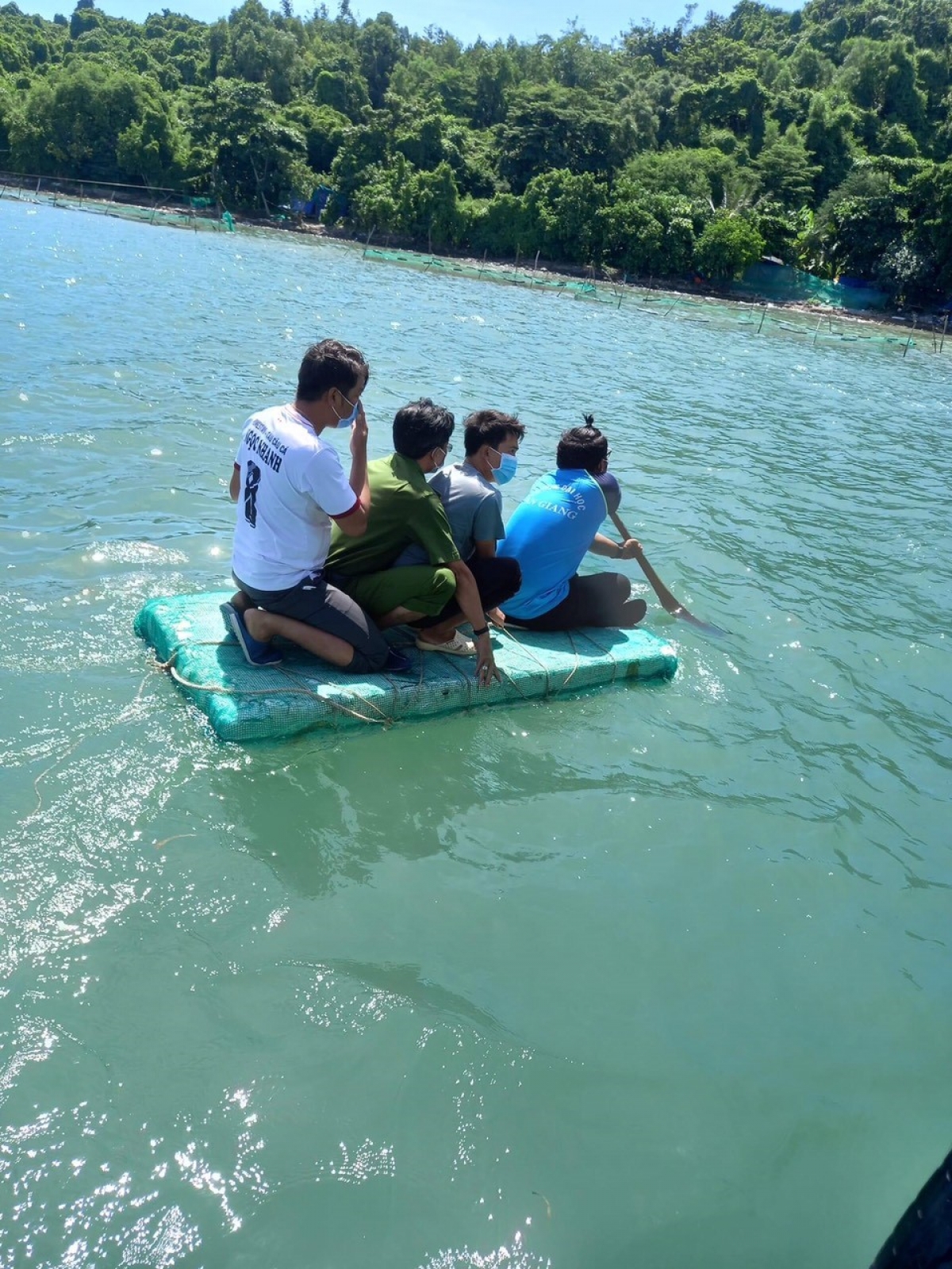 Tình nguyện viên hay nhau chèo thuyền, bè chở cán bộ vào đảo