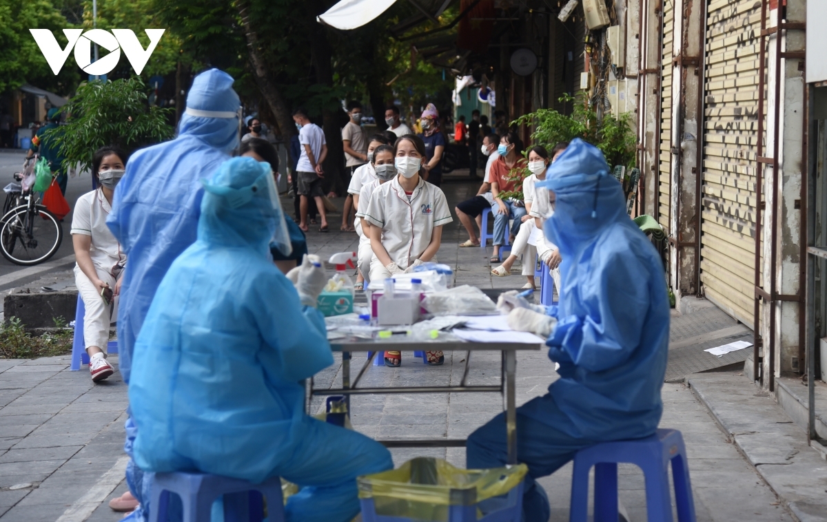 Lấy mẫu xét nghiệm COVID-19 cho nhân viên của Bệnh viện Hữu nghị Việt Đức