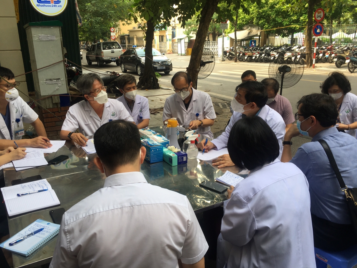 Bệnh viện Hữu nghị Việt Đức họp bàn phương án kiểm soát dịch trong sáng nay (1/10)