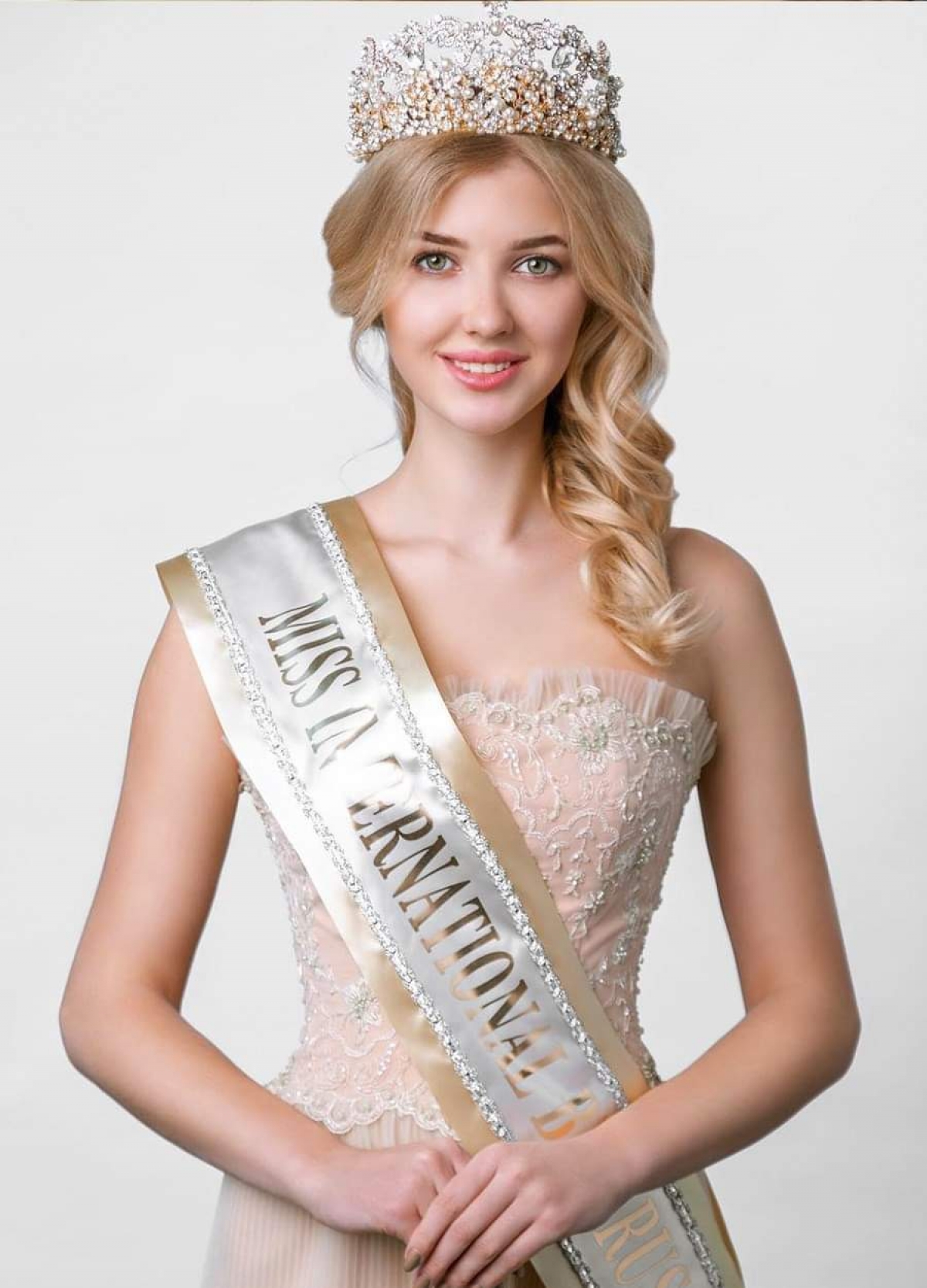 Chuyên trang sắc đẹp Missology thông tin, Marie Perviy, 24 tuổi sẽ chính thức đại diện cho Belarus cử đi tranh tài tại cuộc thi Hoa hậu Trái đất 2021. Vì dịch Covid-19, Belarus năm nay không tổ chức thi hoa hậu mà thí sinh được chọn qua một hội đồng giám khảo. Ảnh: Missology