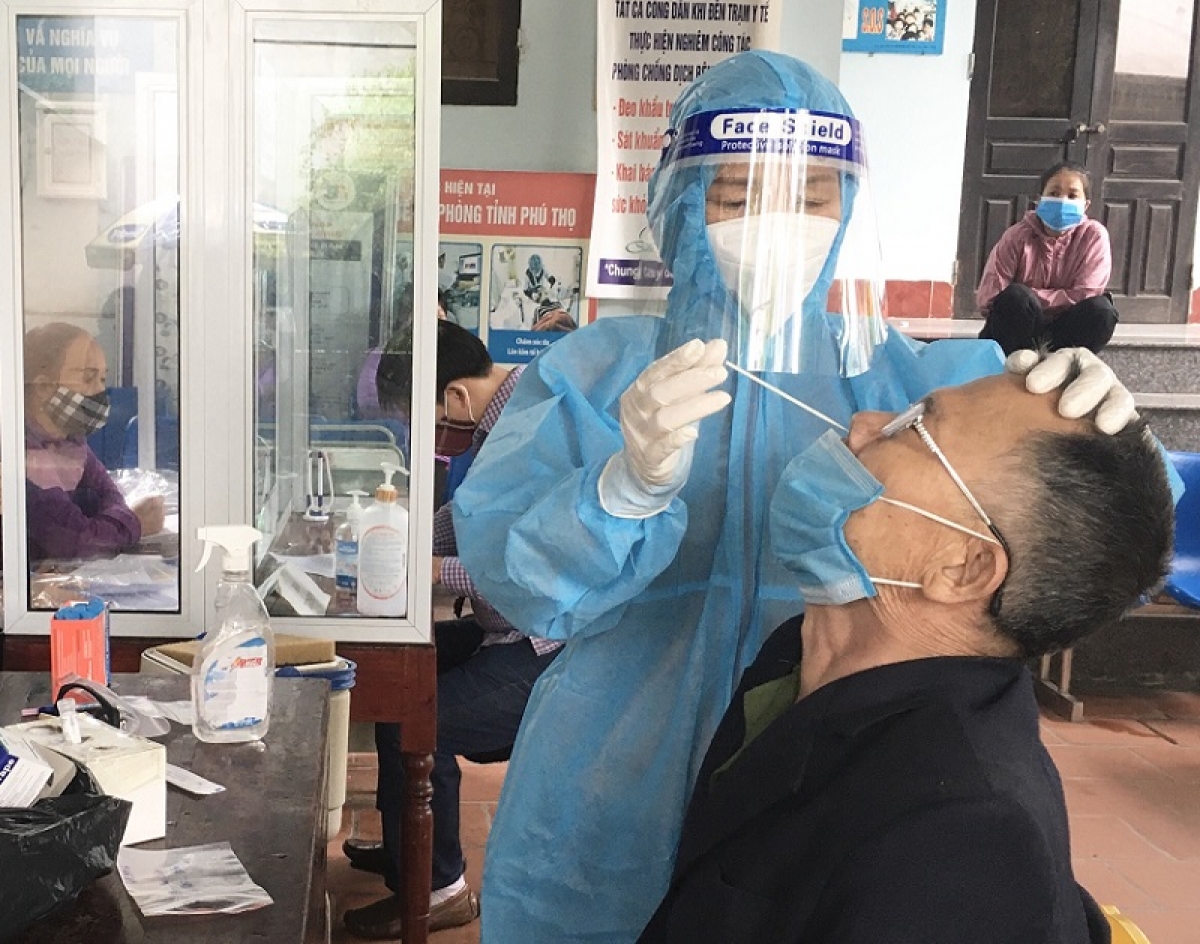 Lấy mẫu xét nghiệm cho người dân tại huyện Lâm Thao, tỉnh Phú Thọ