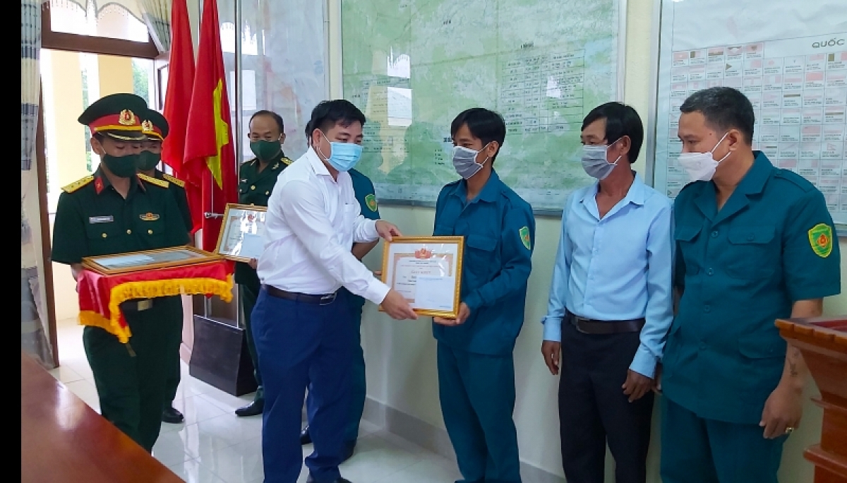 Lãnh đạo huyện Nông Sơn, tỉnh Quảng Nam khen thưởng lực lượng tìm kiếm, quy tập hài cốt liệt sĩ.