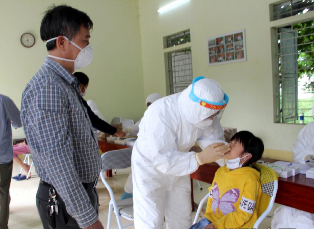 Tỉnh Phú Thọ đã điều động gần 1.000 nhân viên y tế tiến hành rà soát, lấy mẫu xét nghiệm diện rộng tại thành phố Việt Trì, huyện Lâm Thao và Phù Ninh.