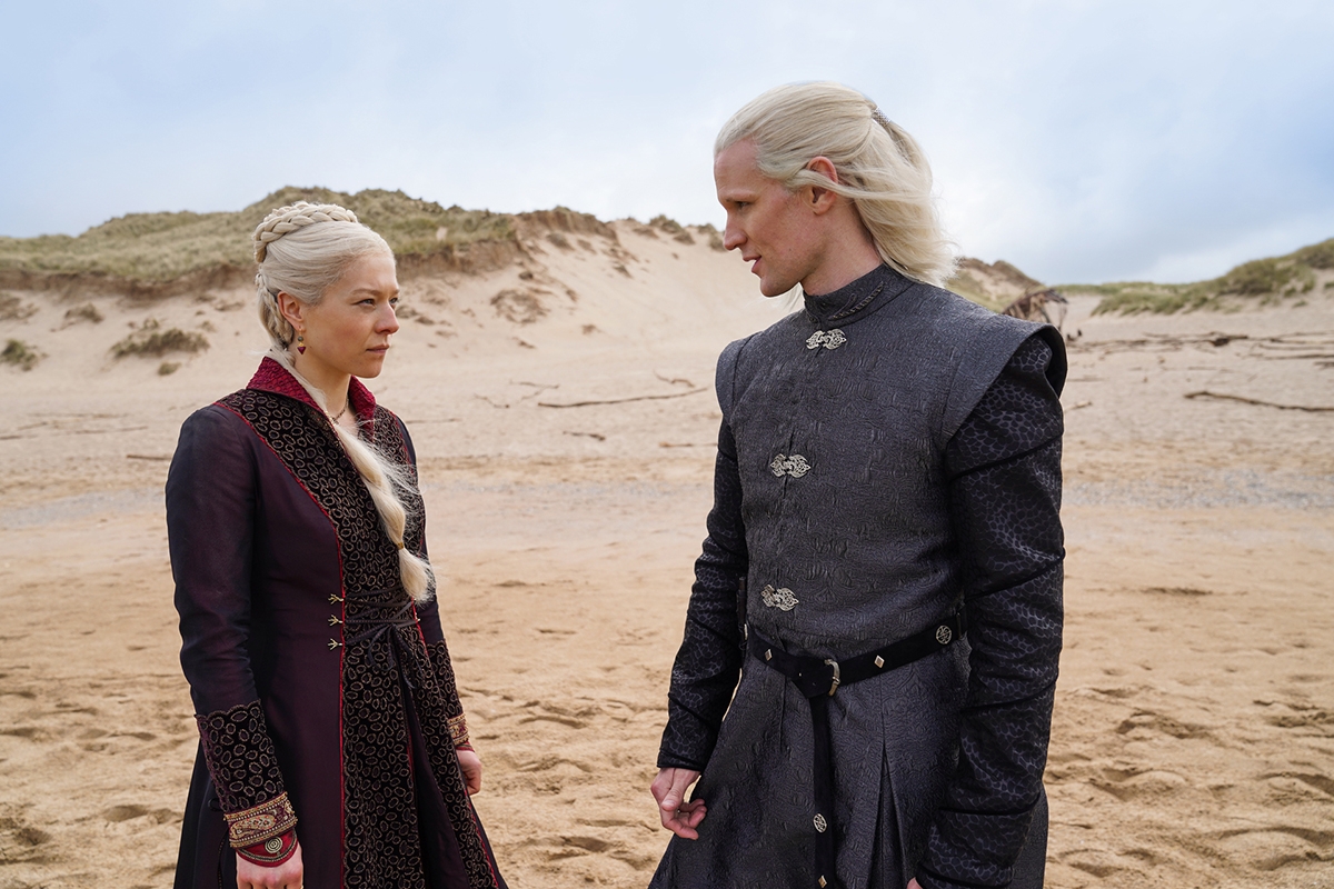 Đoạn teaser hé lộ tạo hình của hoàng tử Daemon Targaryen (Matt Smith đóng) và công chúa Rhaenyra Targaryen (Emma D'Arcy)