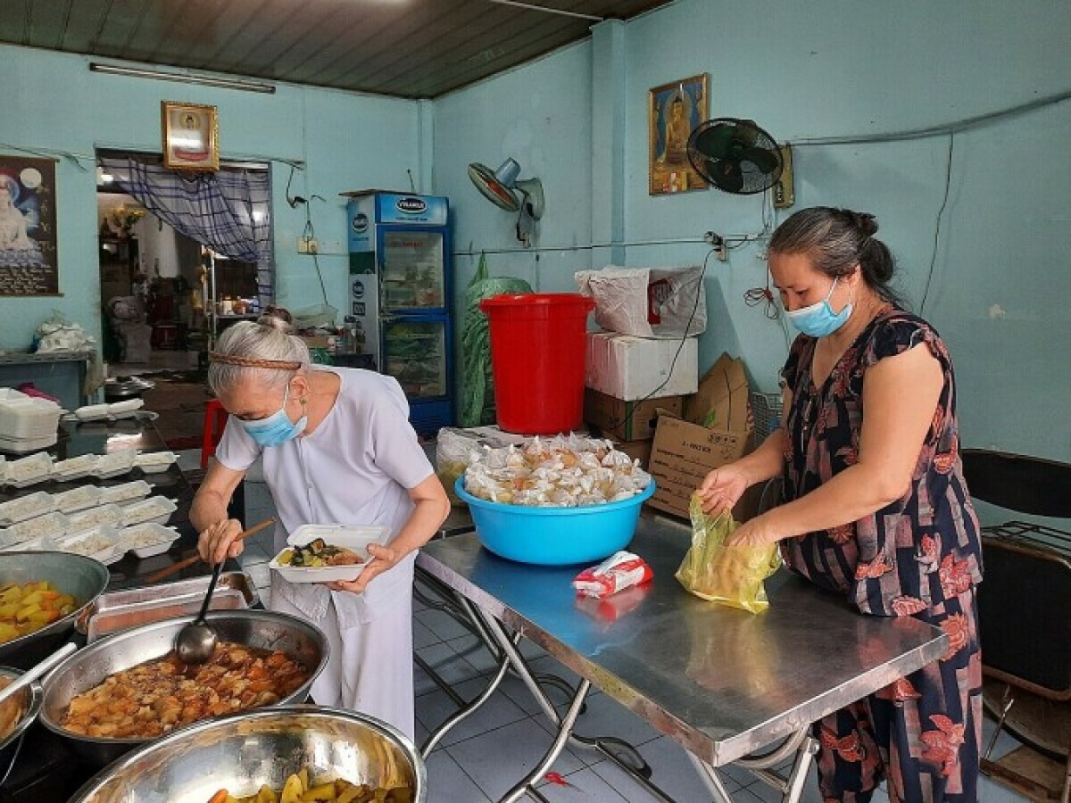 Bà Nguyễn Thị Đẹp (áo hoa) - hàng xóm đến phụ vợ chồng bà My nấu cơm