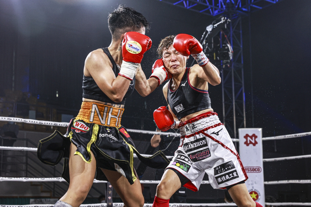 Thu Nhi (quần đen) trong trận đấu với nhà đương kim vô địch Etsuko Tada