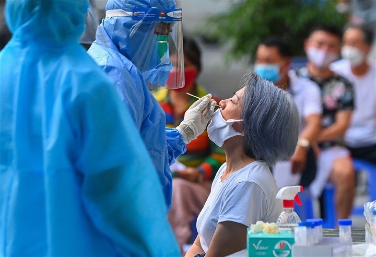 Người dân sống xung quanh Bệnh viện Việt Đức được lấy mẫu xét nghiệm