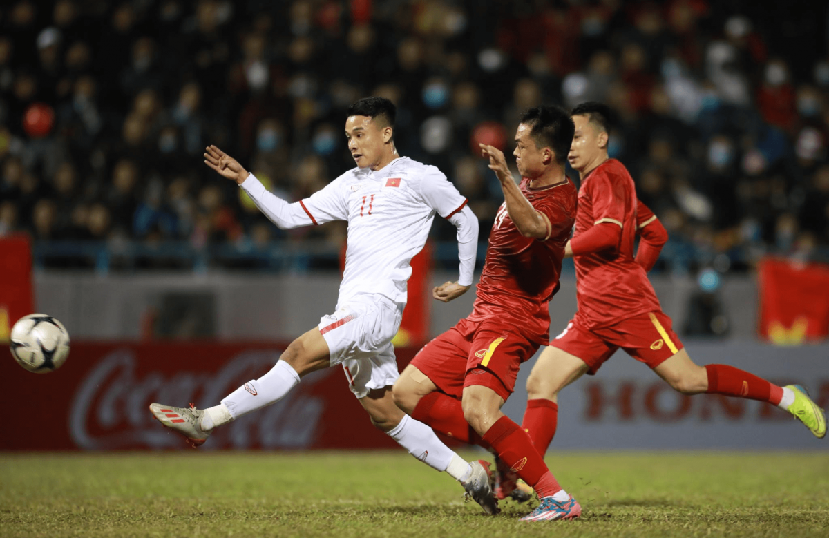 Trần Văn Đạt (áo trắng) lập cú đúp giúp U23 Việt Nam giành chiến thắng