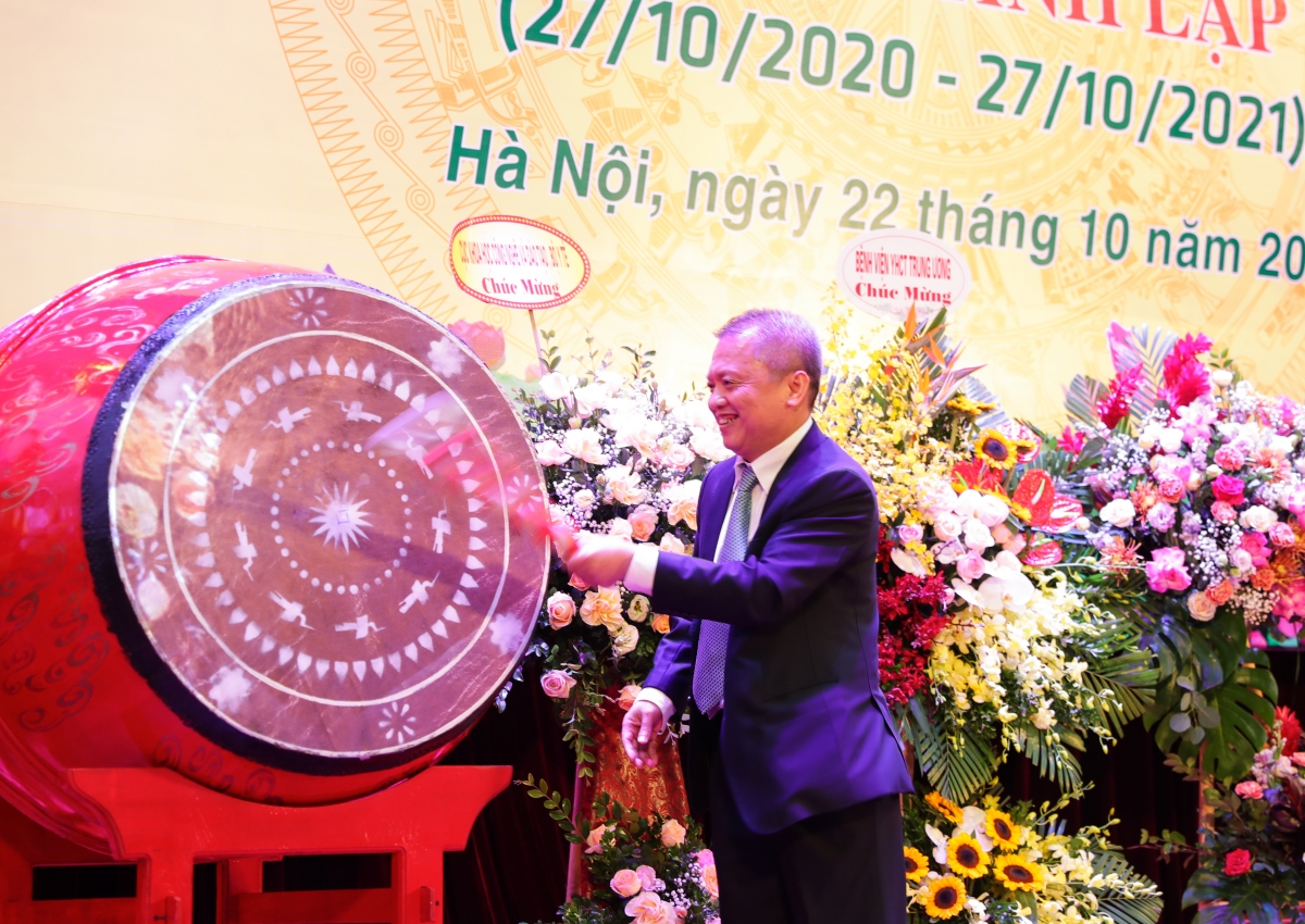 GS.TS.BS Lê Ngọc Thành - Hiệu trưởng Trường ĐH Y Dược (ĐH Quốc gia Hà Nội) đánh trống khai giảng năm học mới 2021-2022
