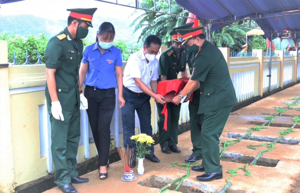 Thủ trưởng Bộ tư lệnh quân khu 5 cùng lãnh đạo địa phương đưa hài cốt liệt sỹ về an táng