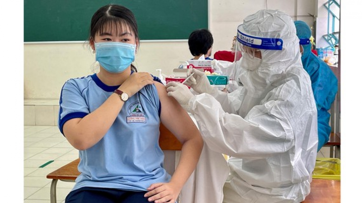 Tiêm vaccine Covid-19 cho học sinh Trường THPT Lương Thế Vinh, quận 1