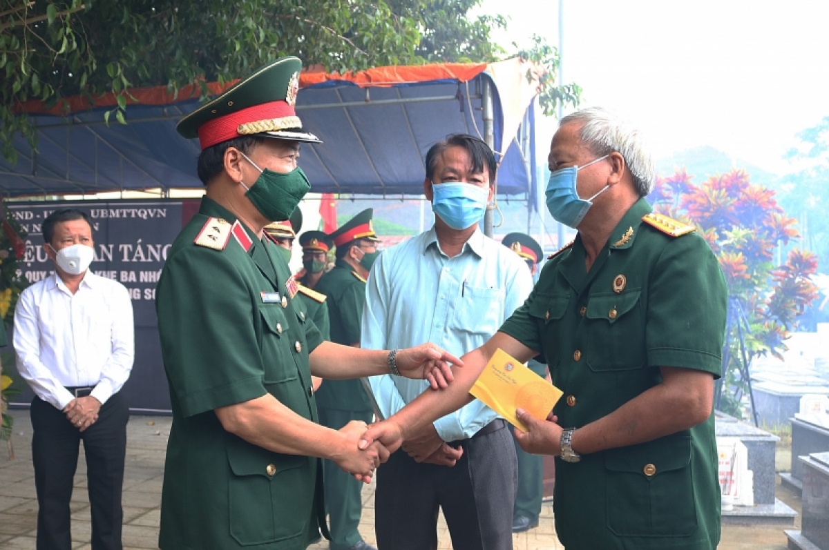 Trung tướng Thái Đại Ngọc, Ủy viên Quân ủy Trung ương, Tư lệnh Quân khu 5 trao 10 triệu đồng tặng Hội Cựu chiến binh huyện Nông Sơn. 
