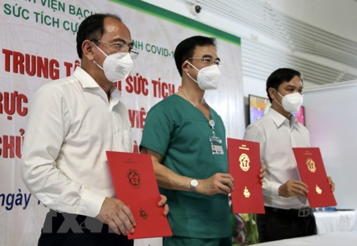 Bàn giao giữa Trung tâm hồi sức tích cực người bệnh COVID-19 do Bệnh viện Bạch Mai điều hành cho Bệnh viện Nhân dân Gia Định với sự chứng kiến của lãnh đạo Sở Y Thành phố Hồ Chí Minh