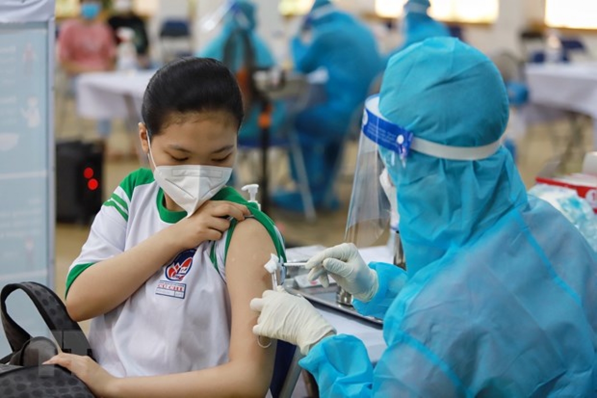 Nhân viên y tế tiêm vaccine phòng COVID-19 cho học sinh tại huyện Củ Chi