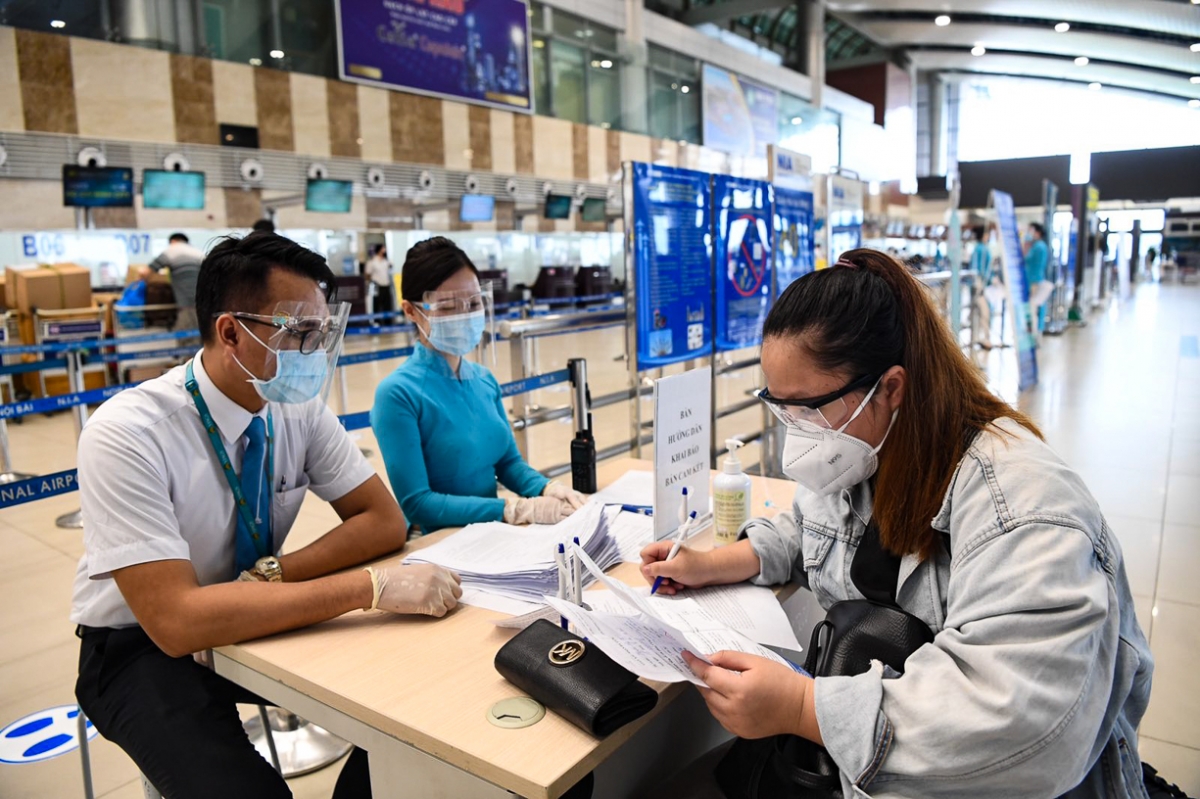 Hành khách khai báo y tế tại sân bay Nội Bài (Ảnh: ACV).