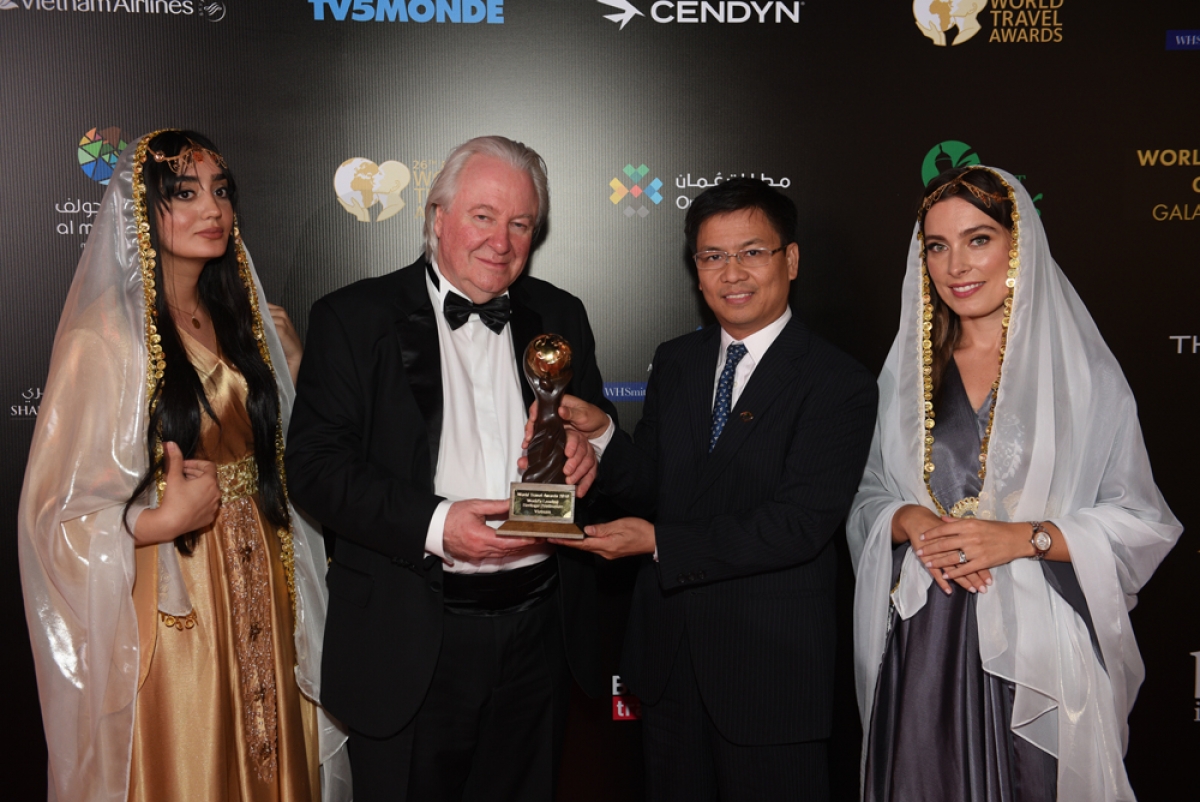 Ông Đinh Ngọc Đức - Vụ trưởng Vụ Thị trường Du lịch, Tổng cục Du lịch Việt Nam đại diện nhận giải tại Lễ trao giải World Travel Awards lần thứ 26.