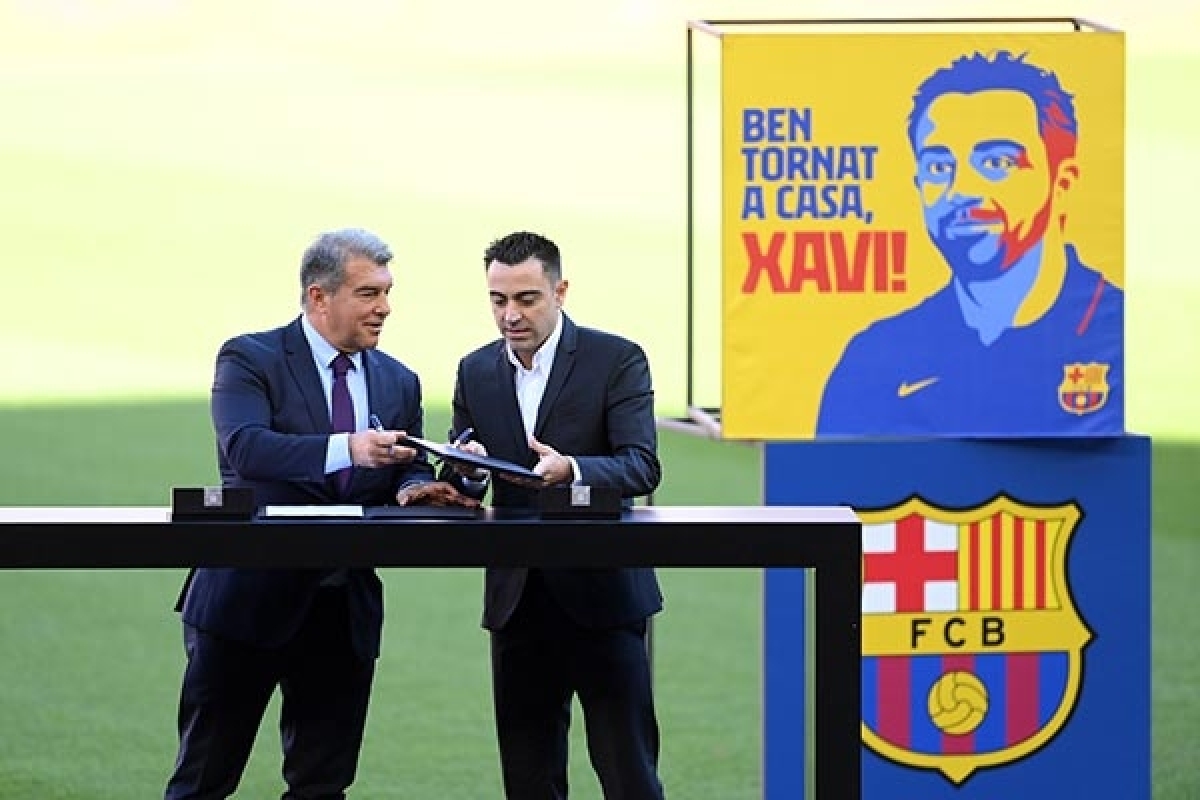 Chủ tịch Barcelona - Joan Laporta và tân HLV Xavi ký kết hợp đồng ngay tại sân Camp Nou.