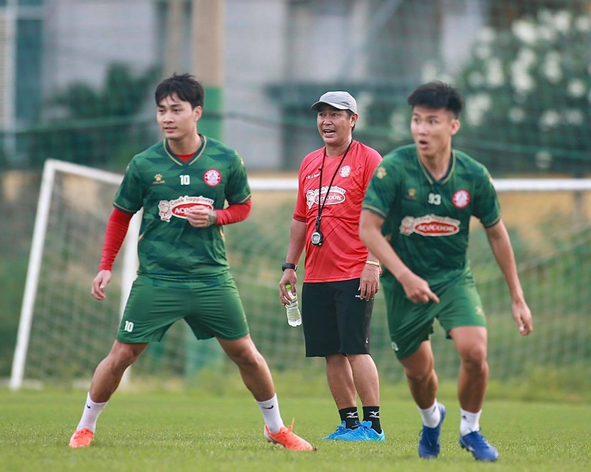 HLV Trần Minh Chiến sẽ ưu tiên các cầu thủ trẻ (Ảnh: CLB TP HCM)