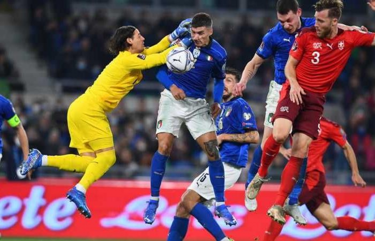 Di Lorenzo đánh đầu gỡ hòa 1-1 cho Italia (Ảnh: Internet)