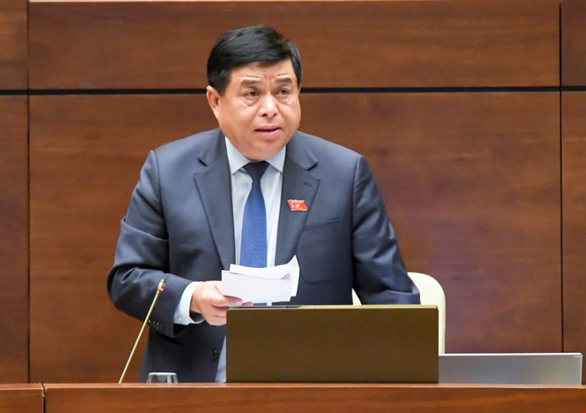 Bộ trưởng Bộ Kế hoạch và Đầu tư Nguyễn Chí Dũng phát biểu giải trình, làm rõ một số vấn đề các đại biểu Quốc hội nêu.