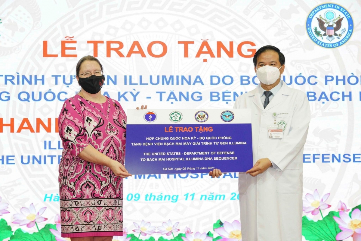 PGS.TS. Đào Xuân Cơ, Phó giám đốc BV Bạch Mai tiếp nhận thiết bị do Mỹ trao tặng