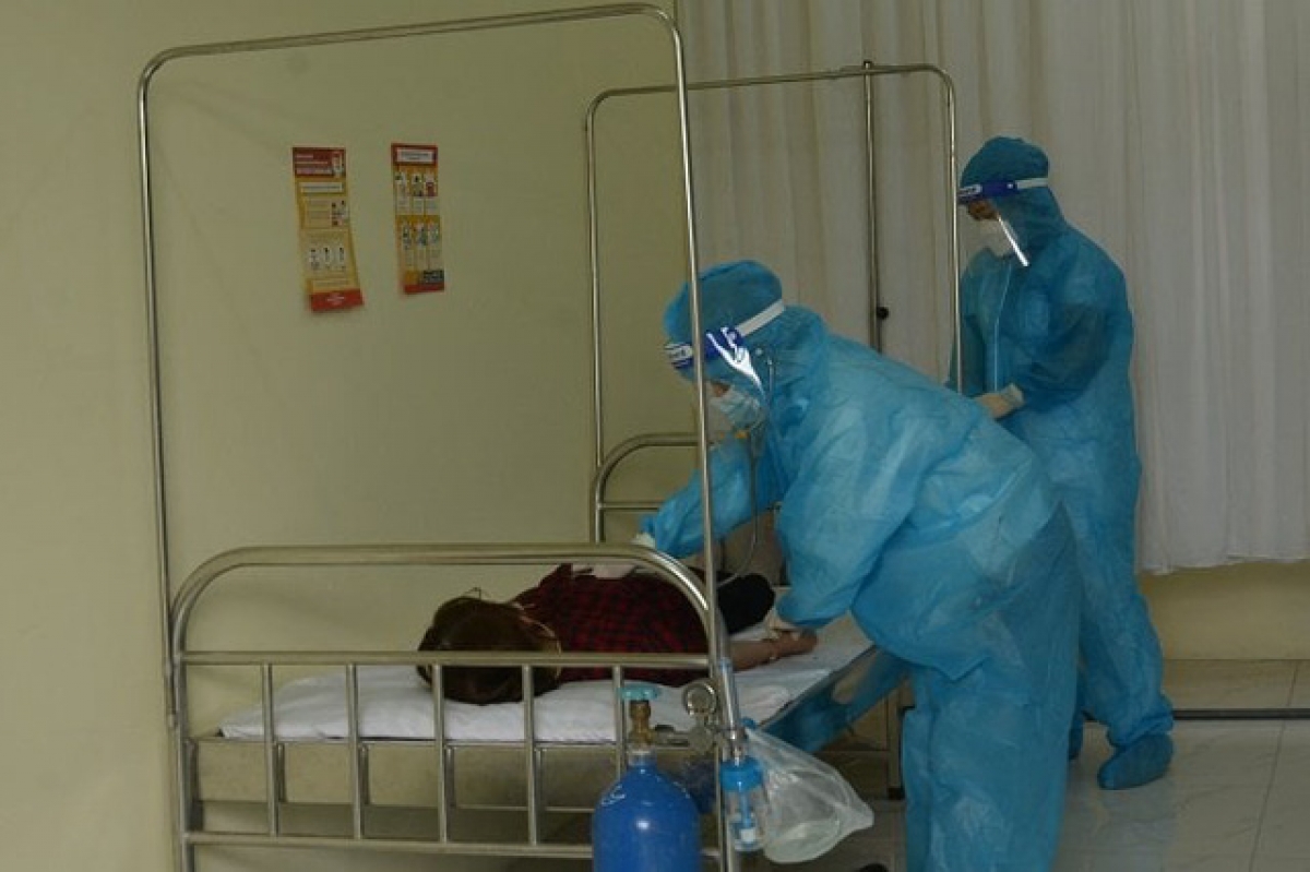 Khám sức khỏe cho người dân tại Trạm y tế lưu động xã Tân Triều, huyện Thanh Trì
