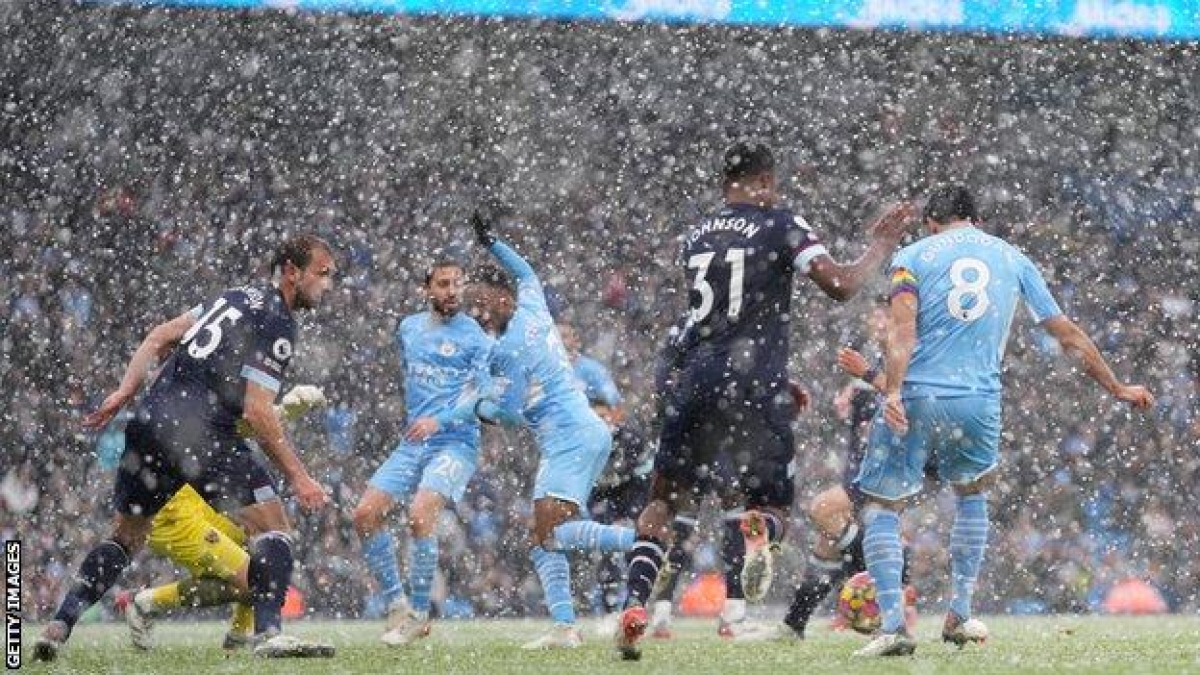 Man City vượt qua West Ham trong ngày mưa tuyết (Ảnh: Getty Images)