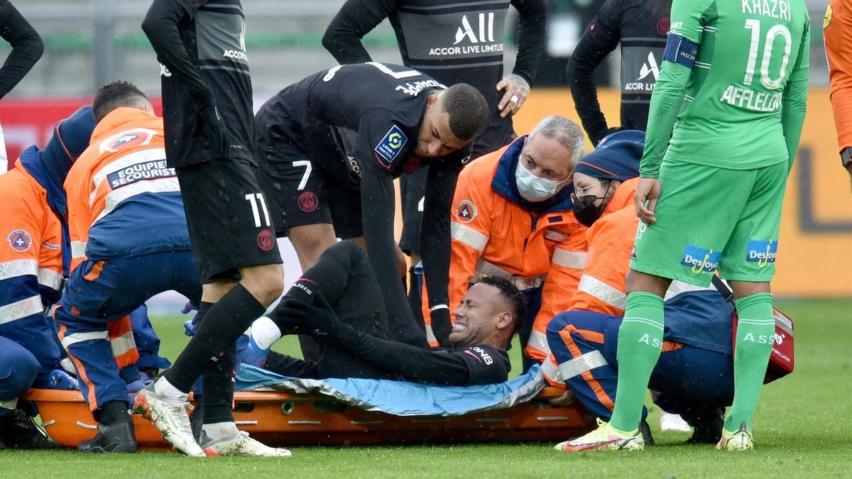 Neymar lại bị chấn thương hành hạ (Ảnh: Internet)