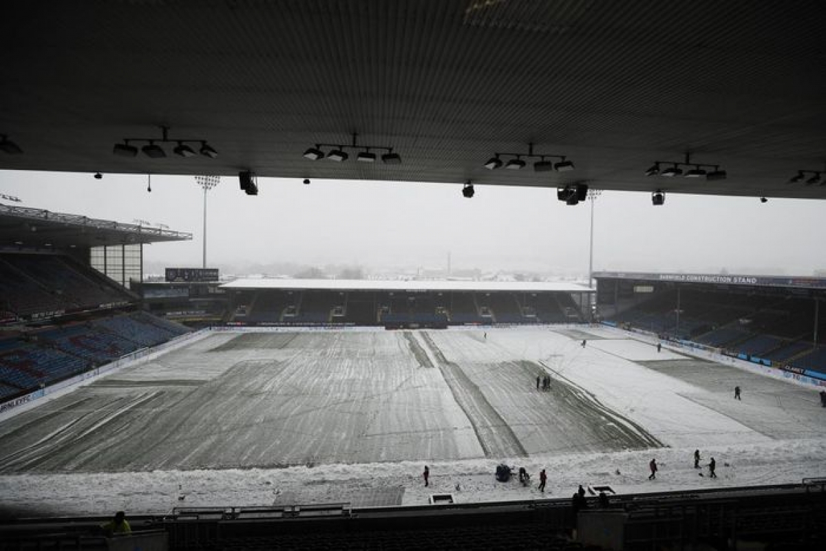 Tuyết phủ kín sân Turf Moor khiến trận đấu giữa Burnley và Tottenham bị hoãn (Ảnh: Internet)