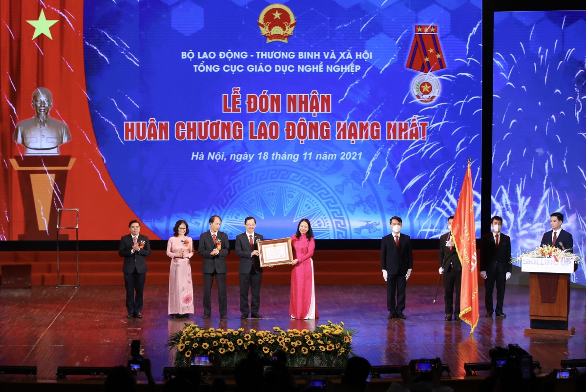 Phó Chủ tịch nước Võ Thị Ánh Xuân trao Huân chương Lao động hạng Nhất ​​​​​ cho Tổng cục Giáo dục nghề nghiệp (Bộ Lao động-Thương binh và Xã hội)
