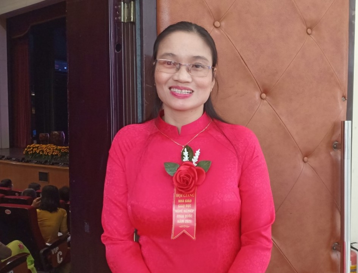 Cô Phạm Thị Thu Hương tại buổi lễ bế mạc Hội giảng nhà giáo giáo dục nghề nghiệp năm 2021