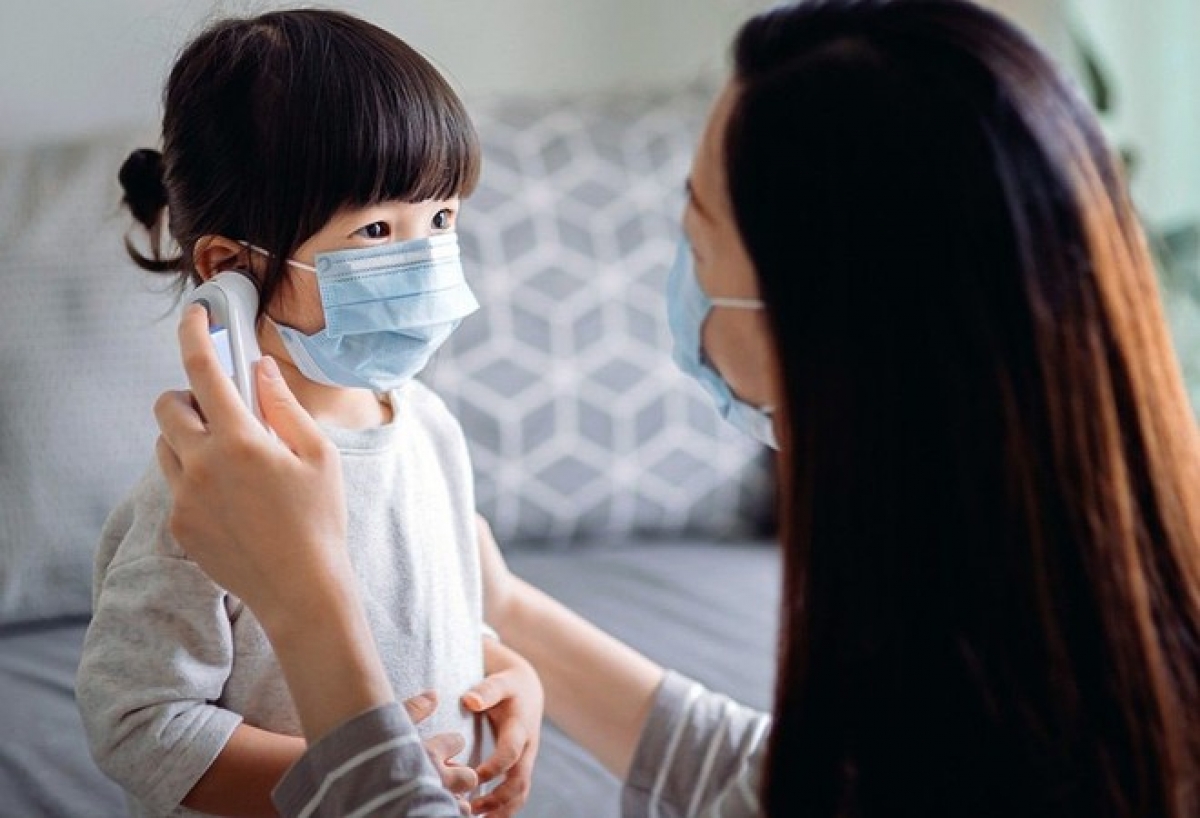 Theo BS Trương Hữu Khanh, cha mẹ cứ chăm sóc trẻ mắc Covid-19 tương tự những lần trẻ bị ho sốt